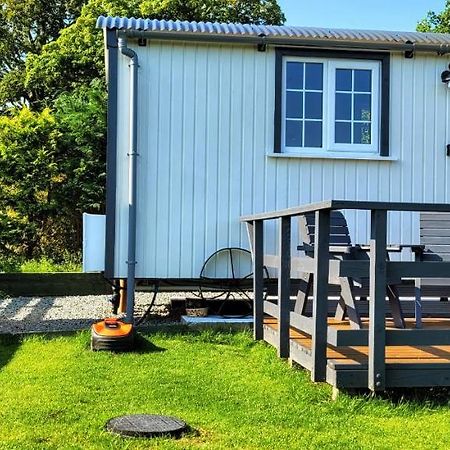 Small Cozy Shepherd Hut 20 By 7 Feet With Boxed In High Double Bed Balmacara Exterior photo