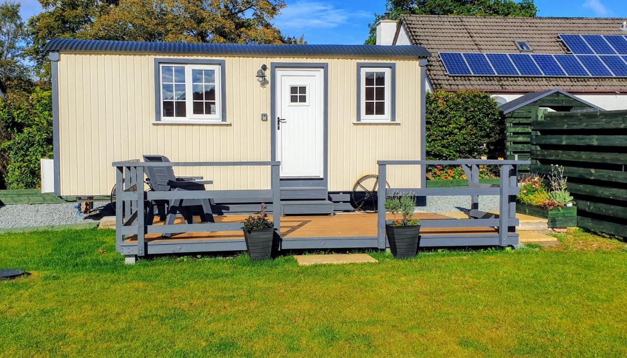 Small Cozy Shepherd Hut 20 By 7 Feet With Boxed In High Double Bed Balmacara Exterior photo