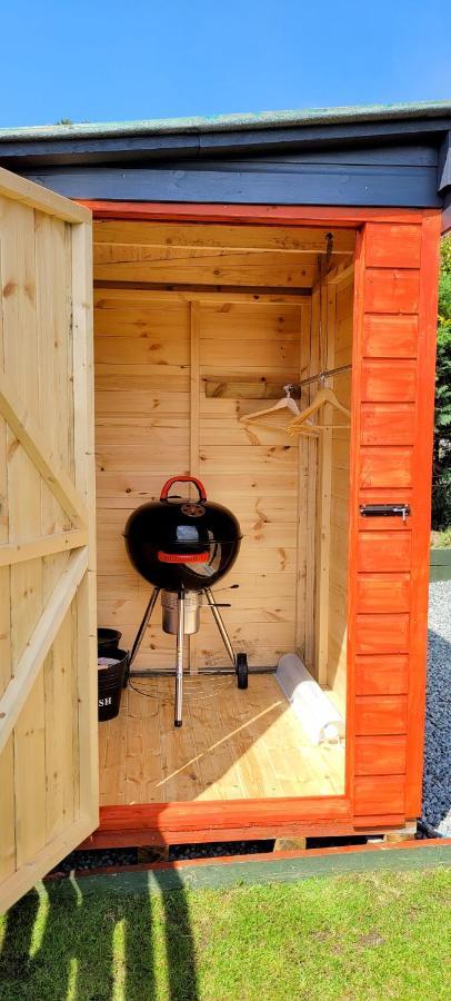 Small Cozy Shepherd Hut 20 By 7 Feet With Boxed In High Double Bed Balmacara Exterior photo