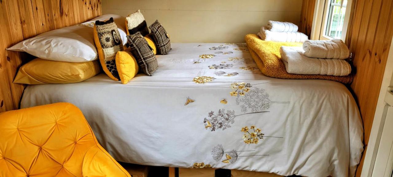 Small Cozy Shepherd Hut 20 By 7 Feet With Boxed In High Double Bed Balmacara Exterior photo