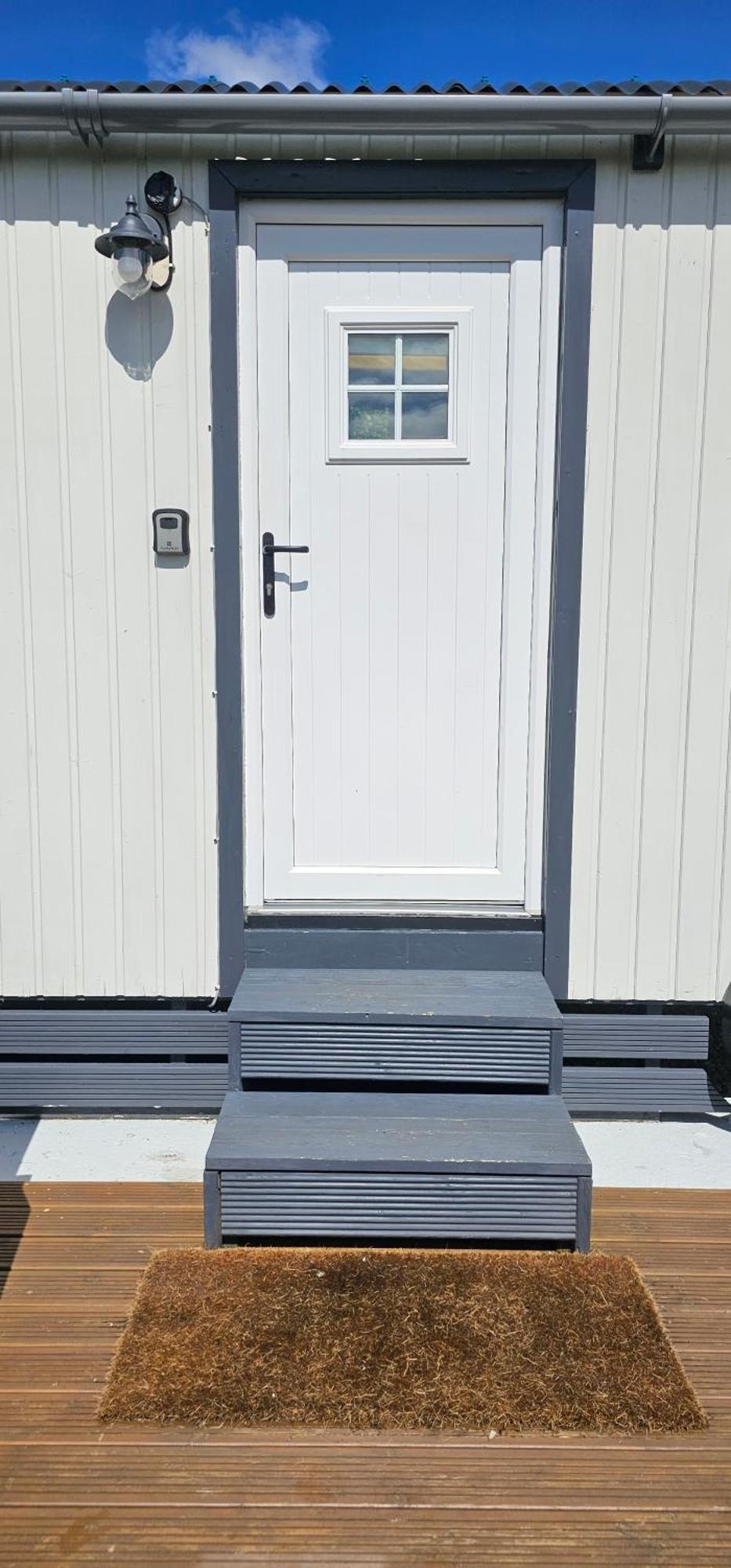 Small Cozy Shepherd Hut 20 By 7 Feet With Boxed In High Double Bed Balmacara Exterior photo